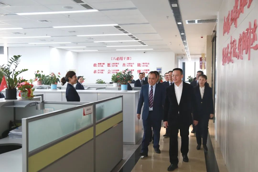 省農(nóng)信聯(lián)社領(lǐng)導(dǎo)走訪(fǎng)慰問(wèn)年終決算一線(xiàn)員工